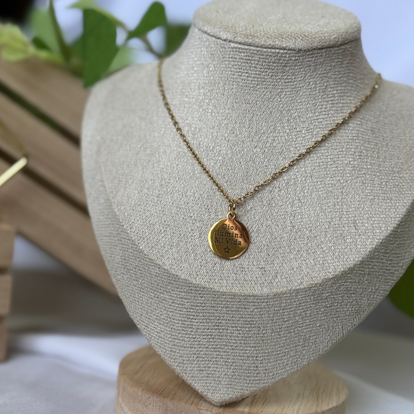 “Dios ilumina mi vida” Gold Necklace