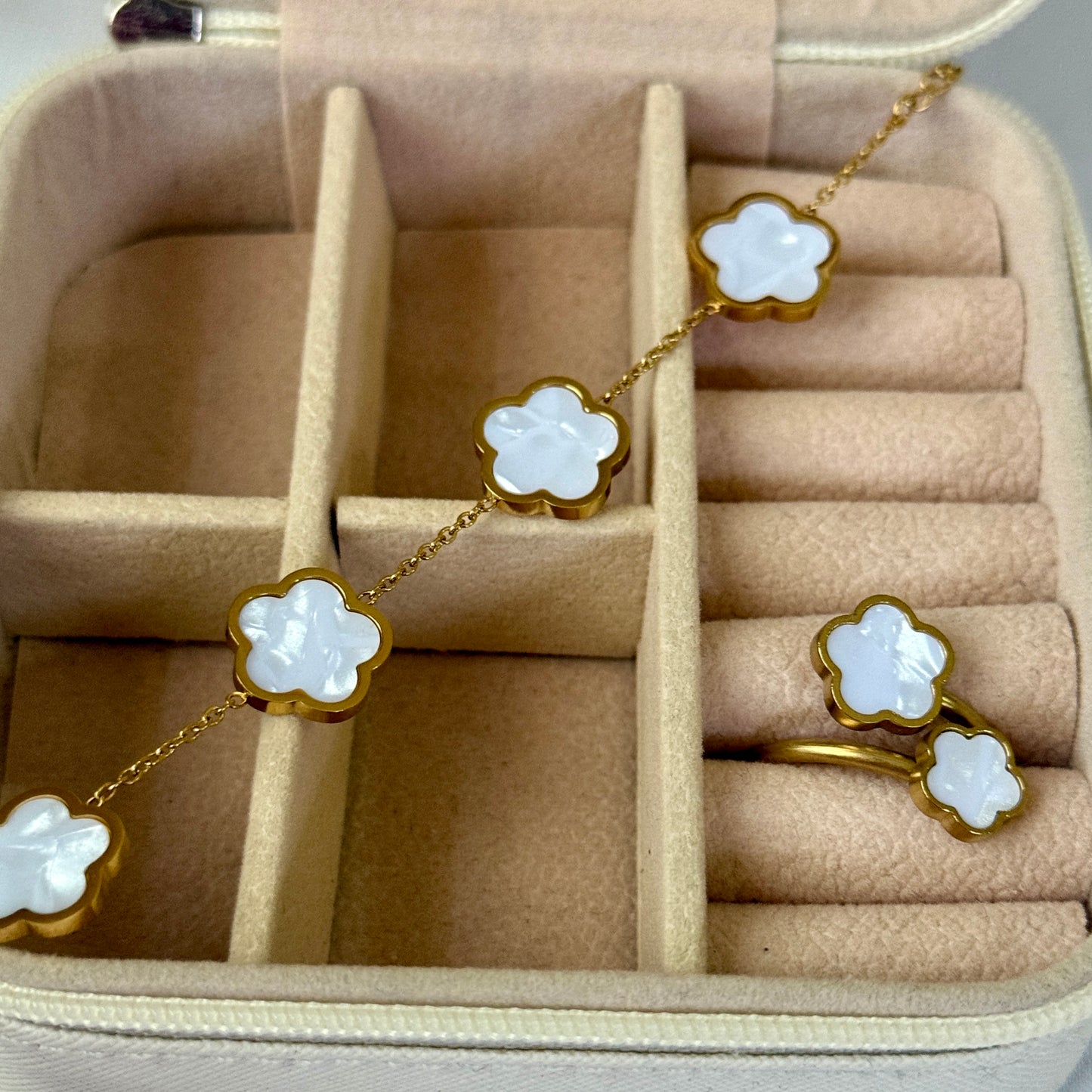 Clover white ring